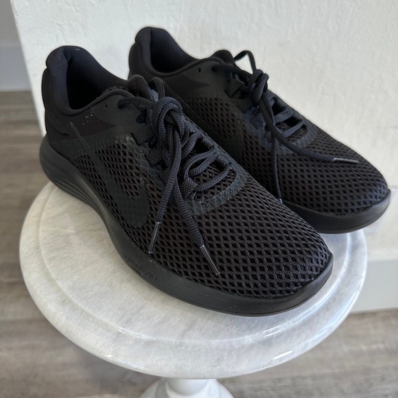 Nike Women’s Black Mesh Sneakers - Picture 1 of 5